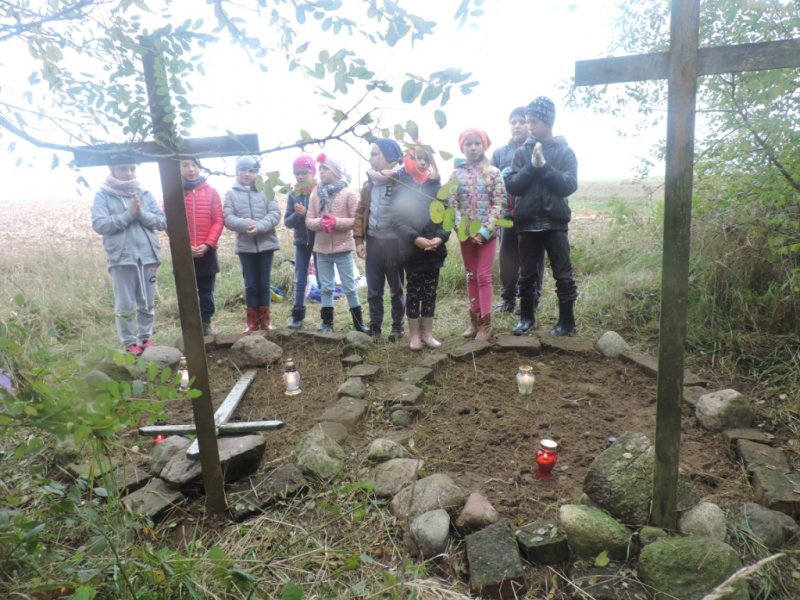 Zuchy sprzątanie grobów